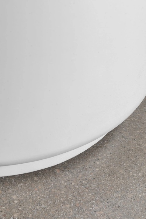 Okrągły stolik nocny Ø35 cm z cementu Darwys biały