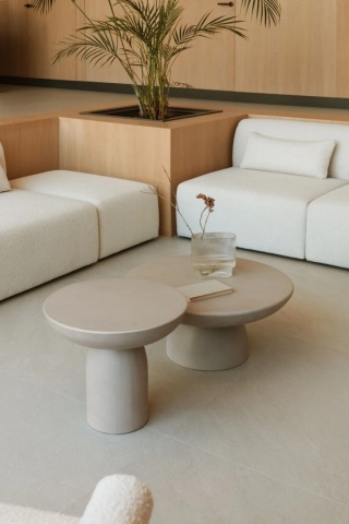 Okrągły stolik pomocniczy Ø50 cm z cementu Zenadia sand grey
